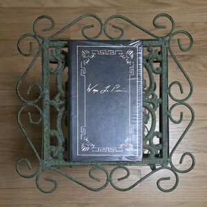 Elegant Green Metal Decorative Stand